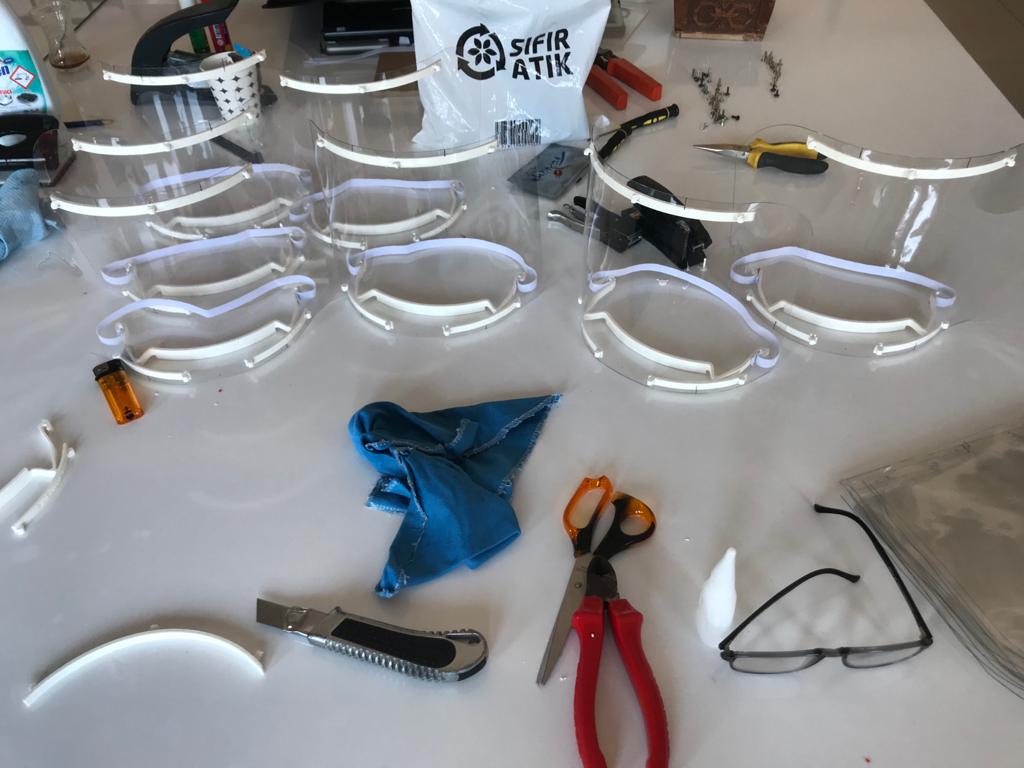 #karagündostumeslekieğitim <a href="/ziyaselcuk/">Ziya Selçuk</a> <a href="/osmankaymk/">Osman KAYMAK</a> <a href="/CoskunESEN57/">Coşkun ESEN</a> @gnkeklik <a href="/akmeseibrahim/">Halil İbrahim Akmeşe 🇹🇷</a> @EbaSamsun  Maske , kıyafet ve dejenfekte malzemesi üreterek Korona virüsle mücadeleye destek veren tüm Meslek Liselerimize teşekkür ederiz. Kazım Orbay İlkokulu.