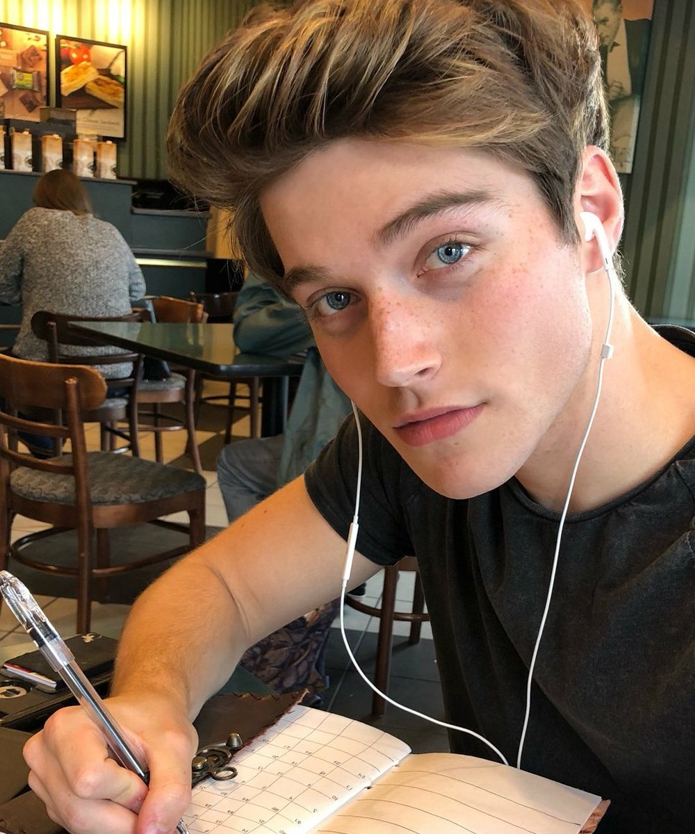 aga555831200's tweet photo. @kieracass I think Abigail Cowen and Froy Gutierrez as America and Maxon would be great for these roles!! ❤️ https://t.co/cr6Re9EPVY