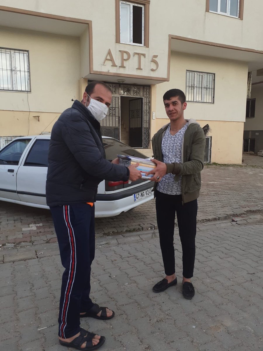 midyatmtal's tweet photo. Valimiz Sn. Mustafa YAMAN'a teşekkürler.  Valimiz 12.Sınıf öğrencilerimizin uzaktan eğitim sürecini desteklemek amacıyla okullara YKS kitaplarını ulaştırdı. Okulumuz idareci ve öğretmenleri   Muhsin DEMİR, Ebru ULUSAL ve Haydar TAK, da öğrencilerimize kitaplarını ulaştırdı. https://t.co/t4HXKBmbzf