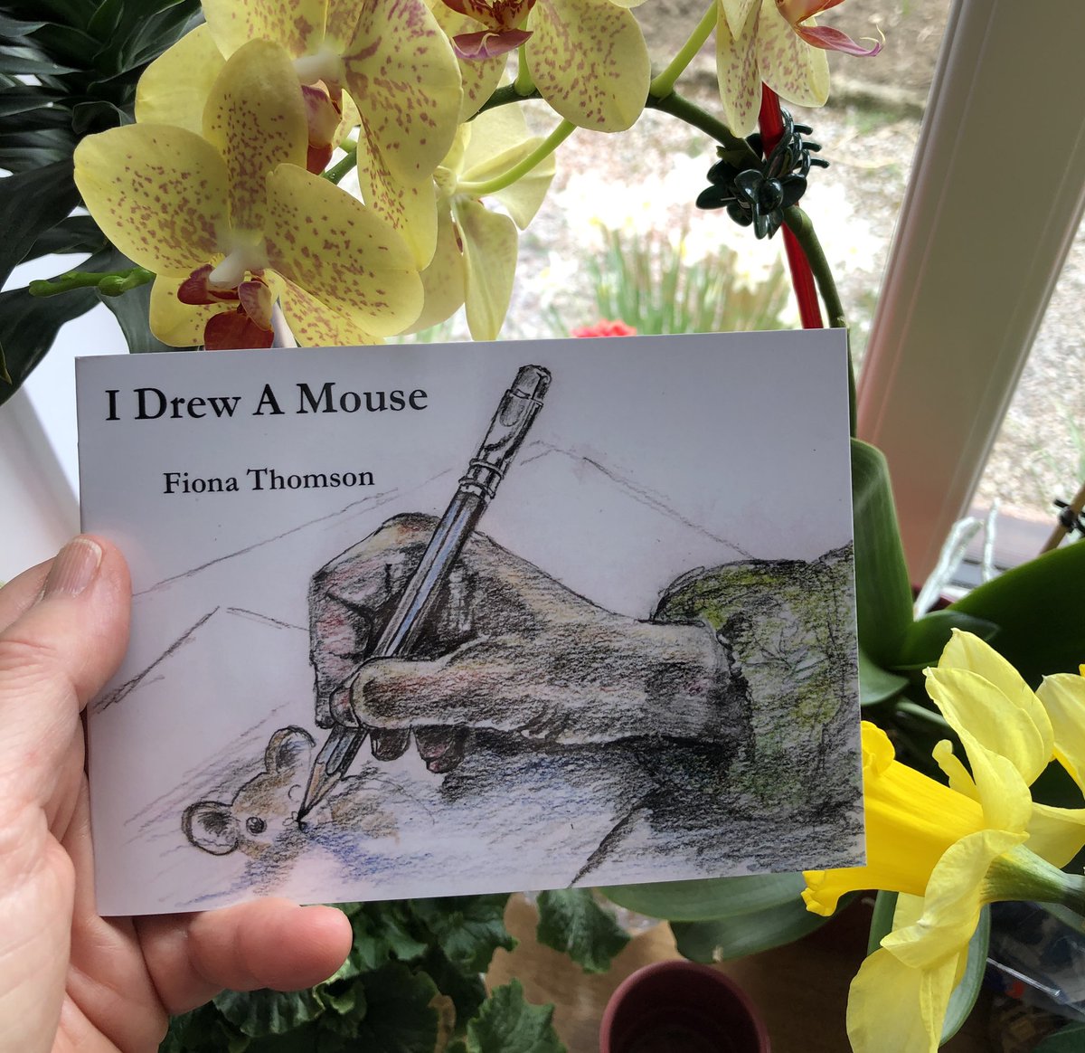 FionaThomsonArt's tweet photo. I’m too shy to approach publishers, agents etc but I made the story for my friends into a wee book called ‘I Drew a Mouse’😃 The second half of the story will be ‘I Drew a Bird’ and it’s a love story of course!🥰

#mouse #iamdrawingabook #friend #tinymouse #mouse #picturebook https://t.co/M9Pb6NbbmI
