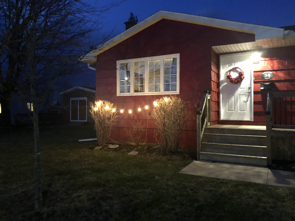 TDW2727's tweet photo. Hey school communities! So many of us are worried about our students and we feel like we want to do more! We want to support our health care/essential workers and be an example for our students! Let’s start by lighting up our houses and supporting Feed NS! https://t.co/XfJ6KH9Oeh https://t.co/RolbourQgS