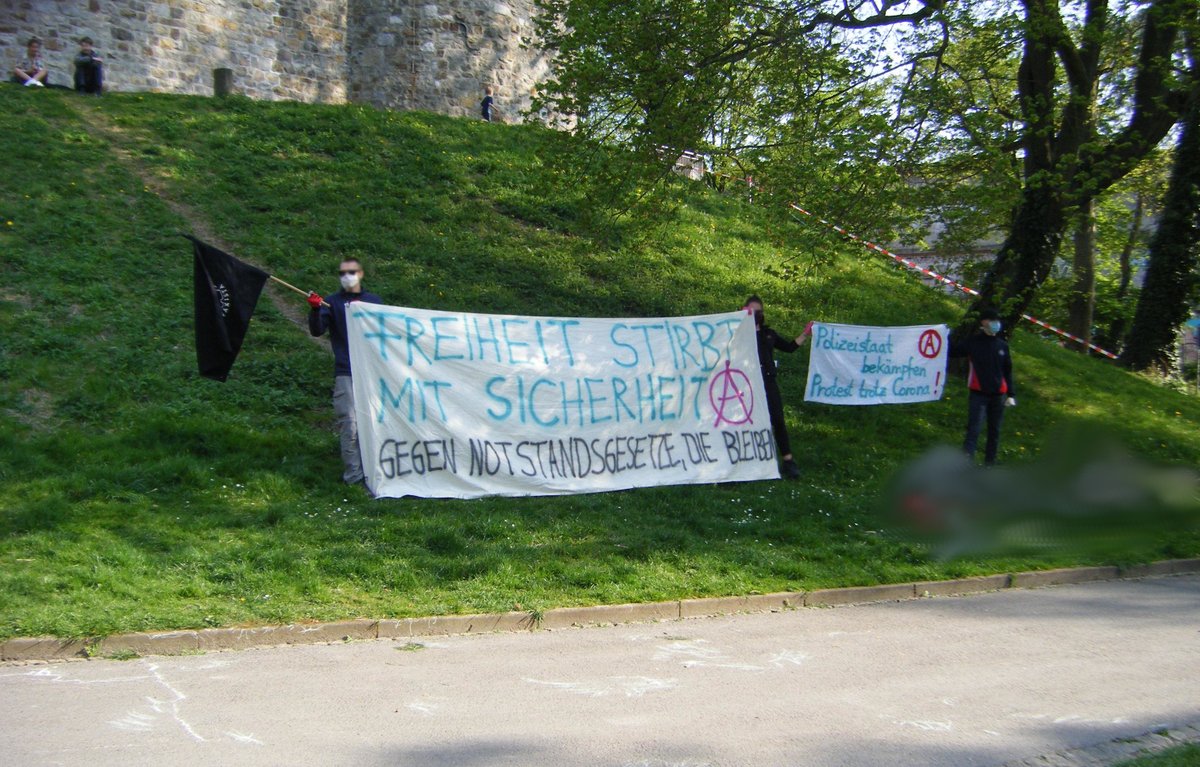 ac_solidarisch's tweet photo. Auf die Straße trotz #Corona! 
In #Aachen wurde heute trotz Demonstrationsverbot an verschiedenen Stellen protestiert. Zum Beispiel im Frankenberger Park.

#ac1704 #aachensolidarisch https://t.co/G5LHK0LSBt