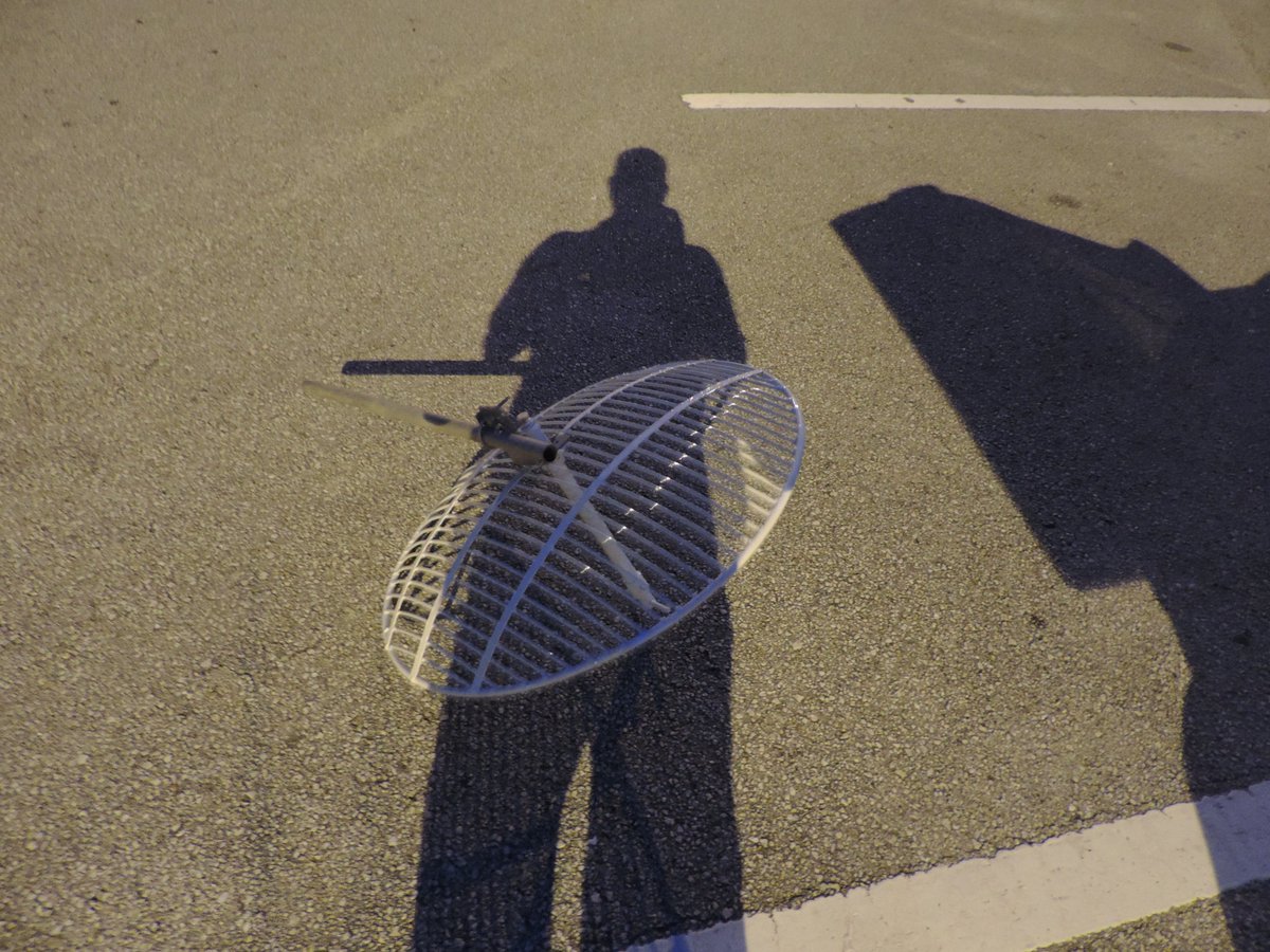 fearlesslyloyal's tweet photo. #SatcomNorm #Throwbacs I procured this grid & the WIFI grid from the same source located here in #FLORIDA (YEAH YEAH SUPPORT LOCALS ECONOMY) I like this one even at 18dbi. It is lightweight i can suspend it on 2 fingers. For Petes sake the feed weighs more than the parabola. https://t.co/bjmkaRKpdW