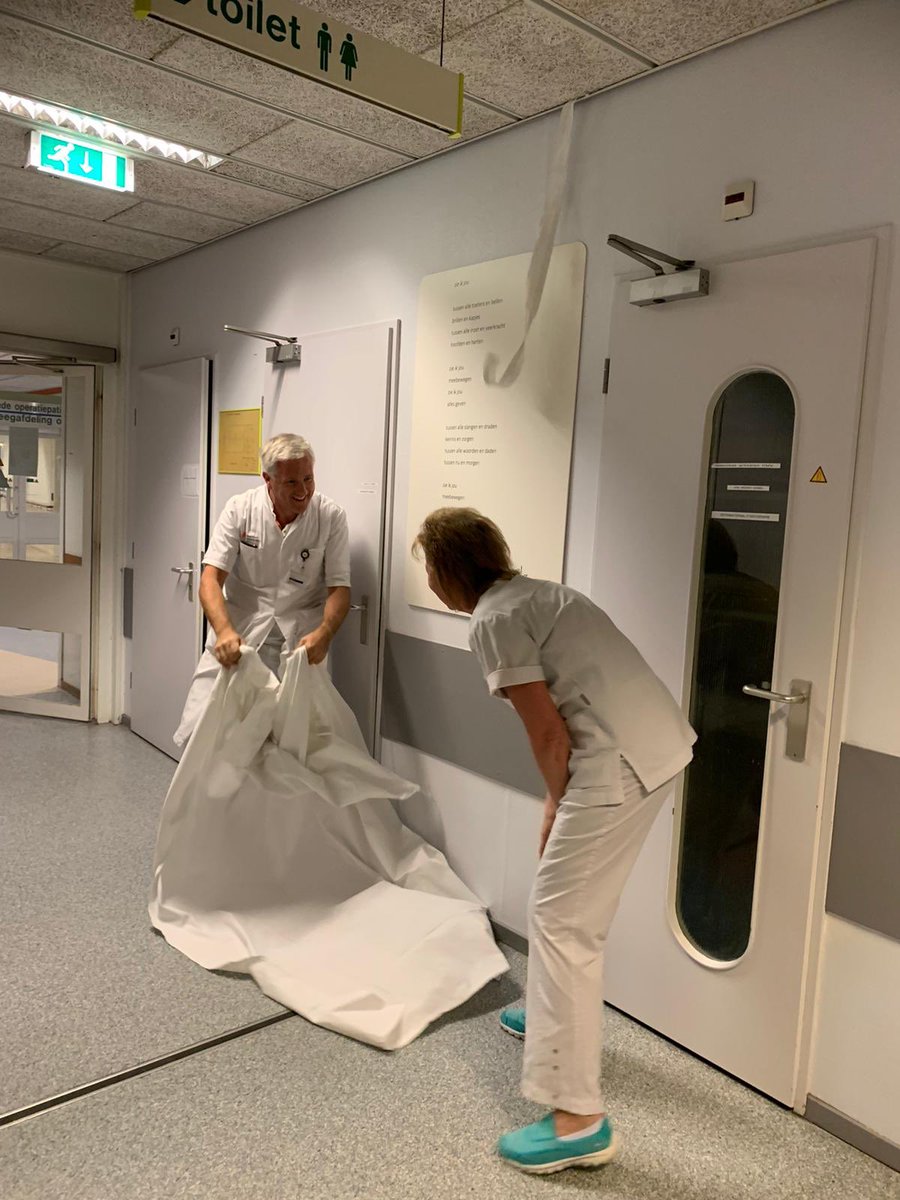 MerelMorre's tweet photo. De leidinggevenden van de MC en IC van @noordwestzh vroegen of ik een gedicht wilde schrijven voor al hun medewerkers.
De boodschap? Dat ze gezien worden. Dat er oog is voor iedereen die zo hard moet werken op deze afdelingen. Vandaag werd het onthuld. #zorgmedewerkers https://t.co/3hv7bN8ii0
