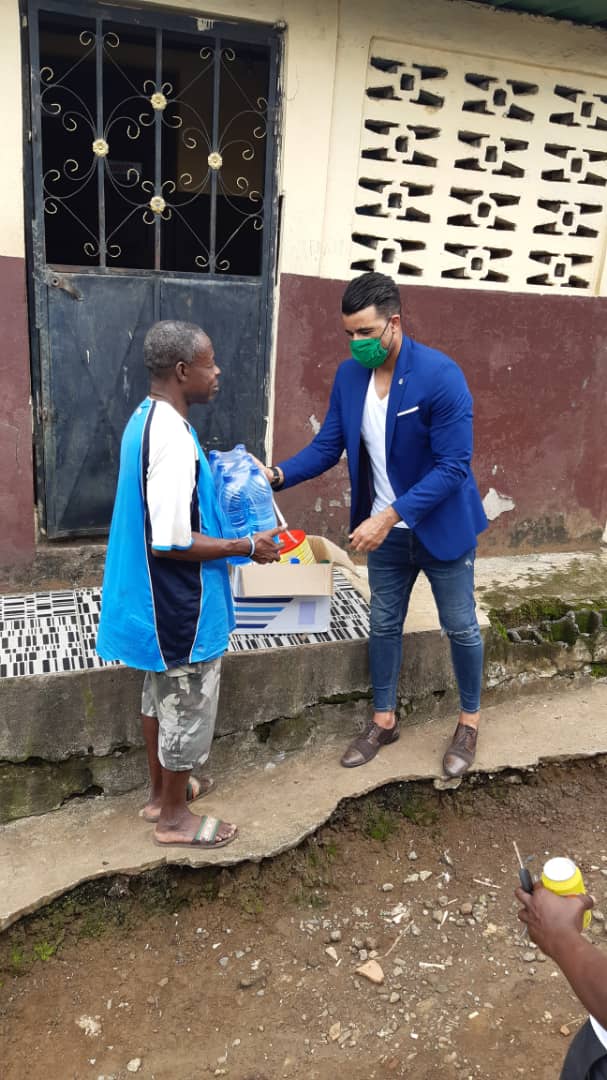Entrega de víveres a familias desfavorecidas por Rodolfo Bodipo Diaz a través de la Fundacion Ana Costa.