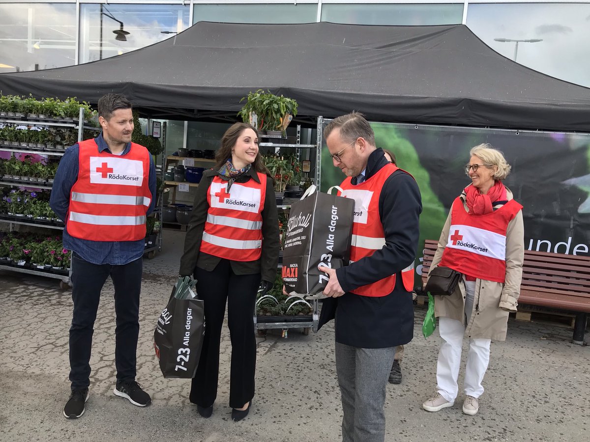MArnlov's tweet photo. Volontärerna i Sverige är ett ovärderligt inslag i corona-krisen. Idag fick vi en ny frivillig hos @rodakorset. Inrikesminister @mikaeldamberg hjälper oss leverera helgens inköp till några av ”hemmahjältarna 70+” i egen karantän i Nacka kommun. Respekt. #covid19 @MSBse https://t.co/snk2m6dOfv