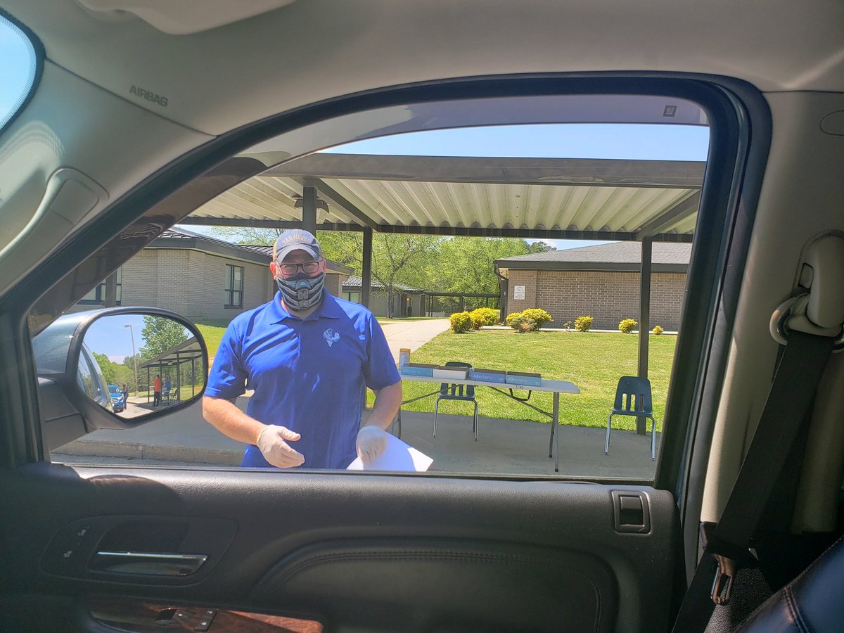 ECUcrystalECU's tweet photo. Learning packet pick up @tlmstornados underway. Thanks for supporting our students and families during this time. #FCSRemote @FCSchoolsNC @rhondaschuhler @FCSHawthorne https://t.co/30s4v9kalt
