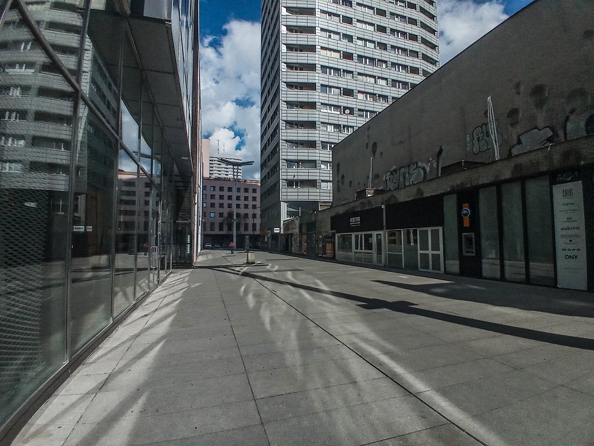 Iwogryf's tweet photo. Warsaw City Center April 2020 
#Covid_19 #Poland #VirusCorona #virus https://t.co/5pqy30VKd4