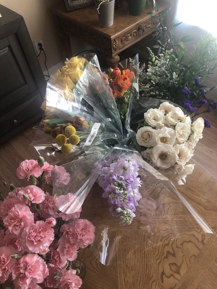 Leonn28_'s tweet photo. Estoy muy Feliz mañana será mi primer Floral Workshop 🌸🤍 
 (Online) 

He anhelado esto por mucho tiempo 🙈☀️ siento que estoy soñando... https://t.co/HYFyxZnsr3