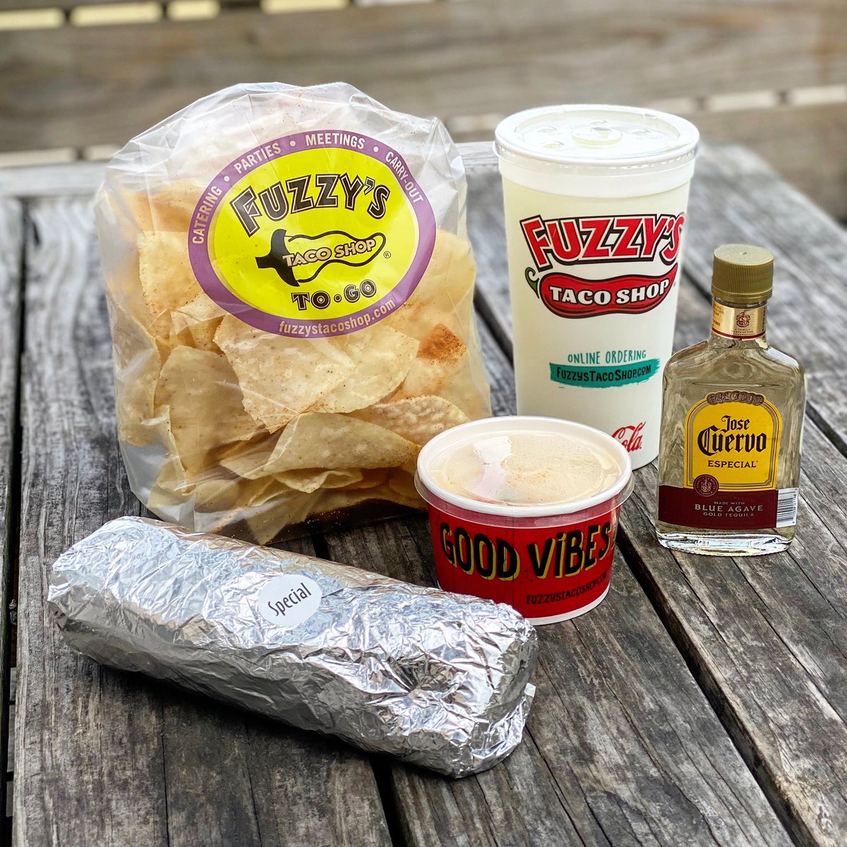 fuzzysleaguecty's tweet photo. Happy FriYAY! 🥳 🙌🏻 Grab dinner & drinks to start the weekend off right! Also, we’re starting new hours and will be open till 9pm Friday’s, Saturday’s, and Sunday’s! Order in store, online at https://t.co/11B2cvnmF8, or through the app! #fuzzystacoshop #fuzzyshouston #leaguecity https://t.co/PJiJp7LBck