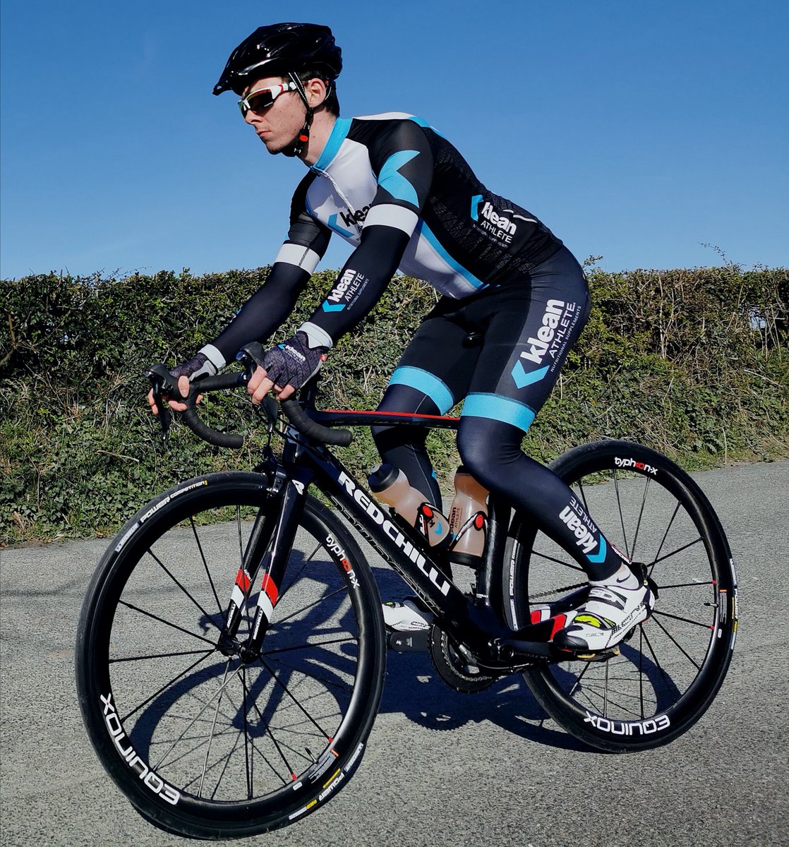 RedChilliBikes's tweet photo. @ReeceBarr88 
While Reece is unable to race his Porsche in the Porsche GT3 Cup USA Series (thanks Covid-19) his is at least keeping in trim with his Redchilli FR1.
Reece is a Redchilli Supported Rider.
Picture with great thanks to Mark Barr.
#redchillibikes #fr1 #britishbrand https://t.co/lhsgANPn7q