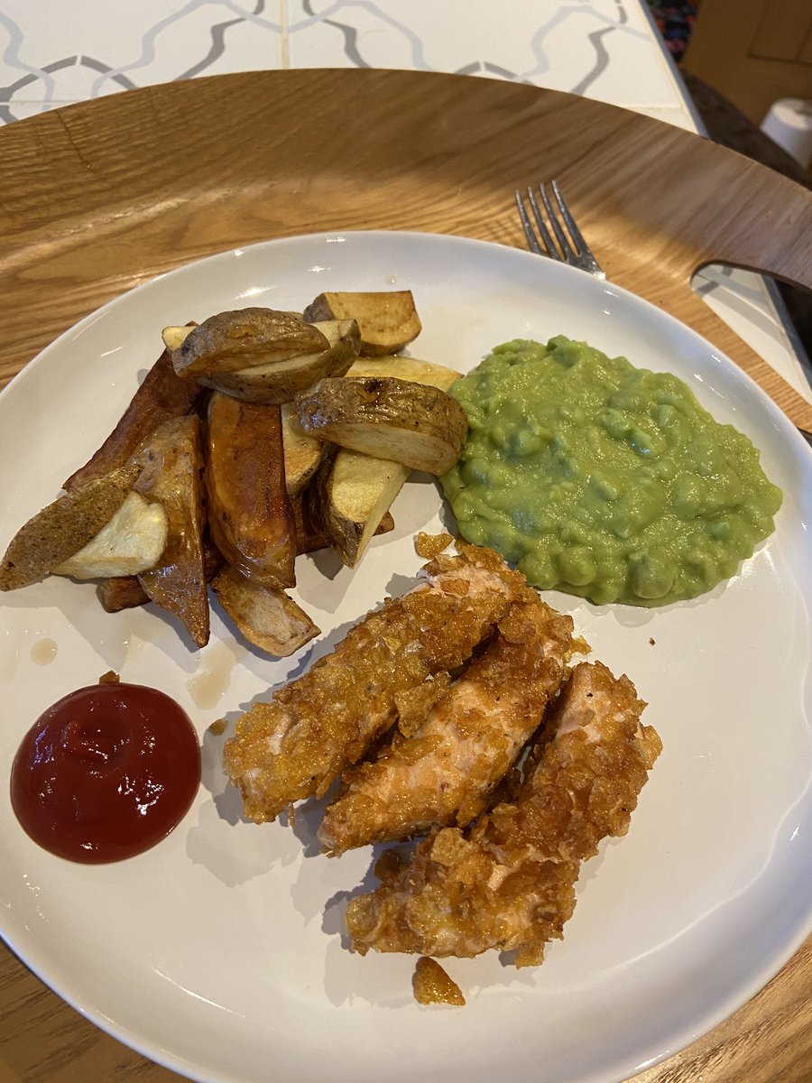 nickbaker1982's tweet photo. Salmon cornflake goujons. Pimped up with salmon, downgraded with ketchup. Love the peas. Tasty dinner thanks @matt_tebbutt #DailyKitchenLive https://t.co/9O5xUg4Ma0