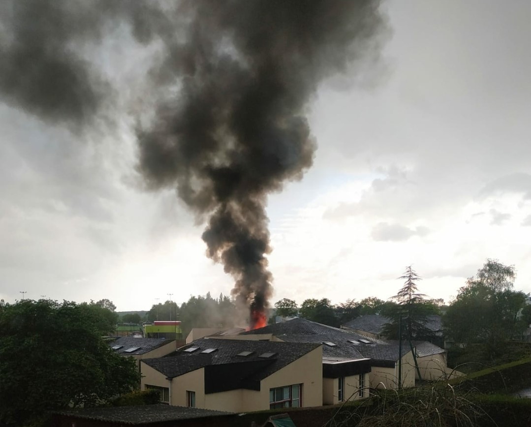 villeliffre's tweet photo. [Incendie] l’incendie qui s'est déclaré à 18h30 le 17/04/2020 au complexe scolaire Jules Ferry de @villeliffre a été maîtrisé. Aucun dommage corporel mais d’importants dégâts matériels constatés.
Merci aux services de la @villeliffre et @SDIS35officiel 
#Restezchezvous https://t.co/XZbZnxlQZS