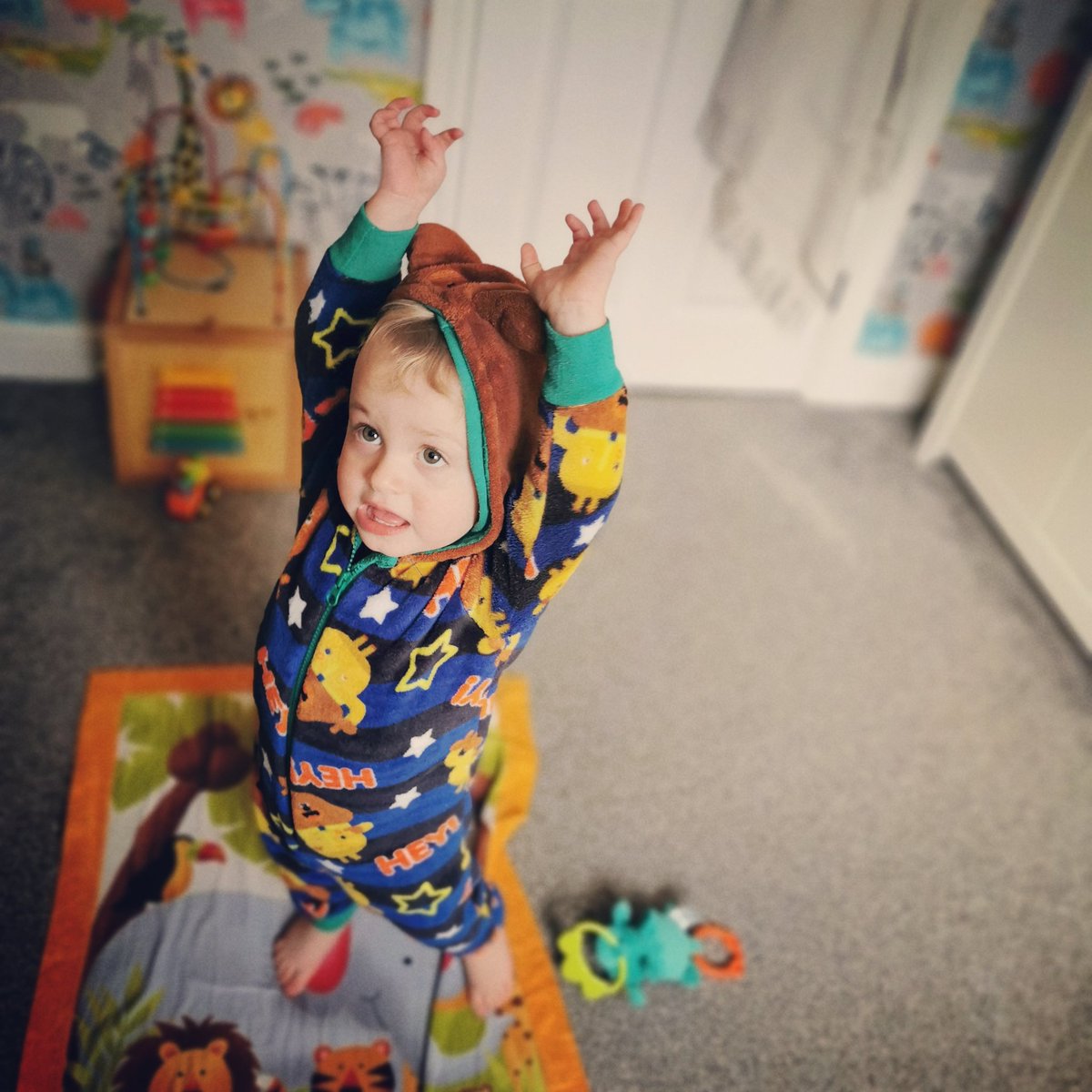 leoniemathers's tweet photo. Hands up if you're excited for the WEEKEND!! 🙌 Happy days Ellis watchers, take it easy ❤️ #lockdown #weekendstartshere #morelockdown #dailycute #daytwentynine #EJMO https://t.co/O5NTfAIa5j