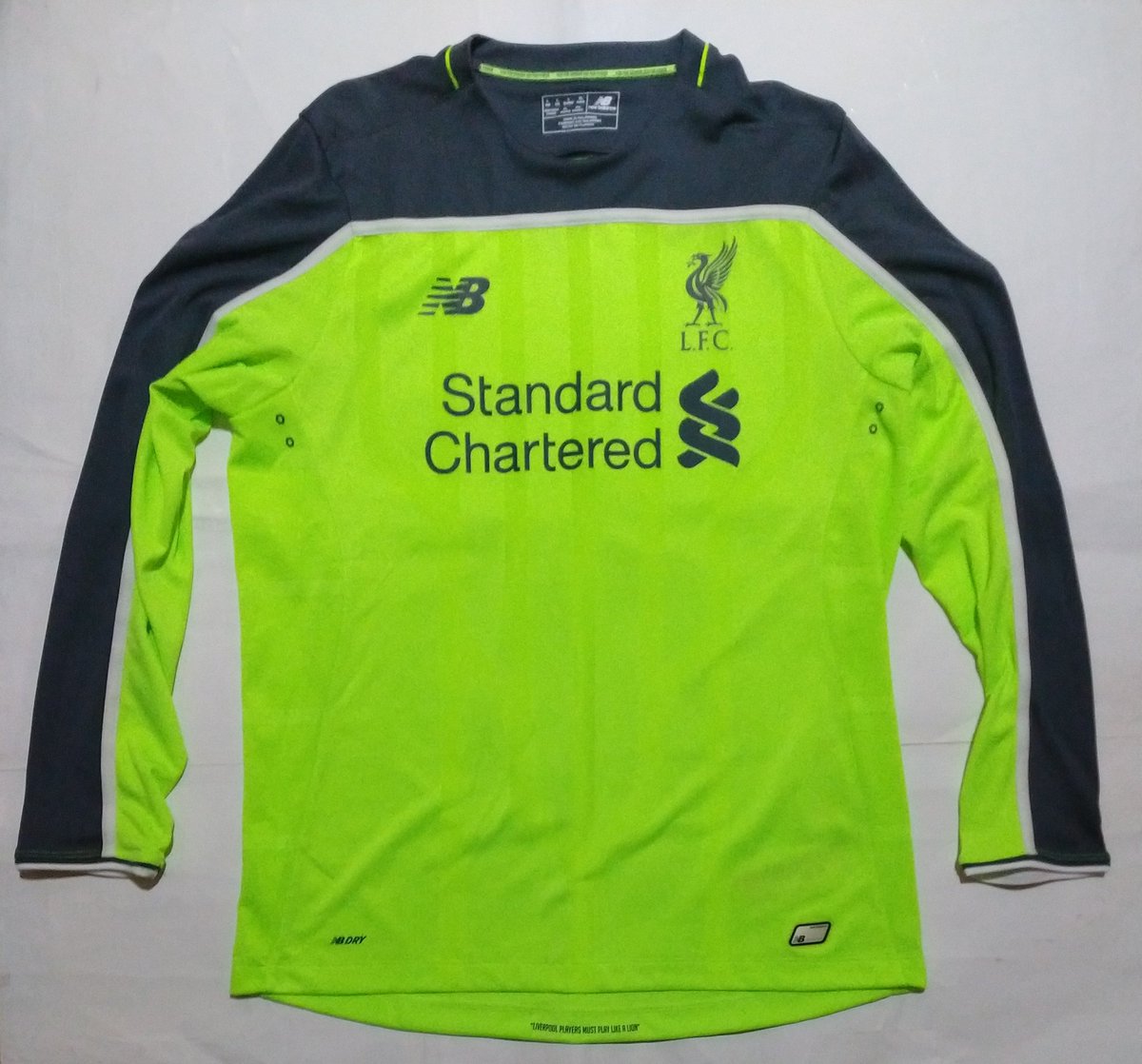 futbolistico788's tweet photo. @LaCasacaBlog #ViernesTematicoLaCasaca #CamisetaFluo #FluoSI está de Liverpool, creo que en un día soleado ganaban por encandilamiento al rival, pantalón y medias también fluo https://t.co/VQseiy2afE