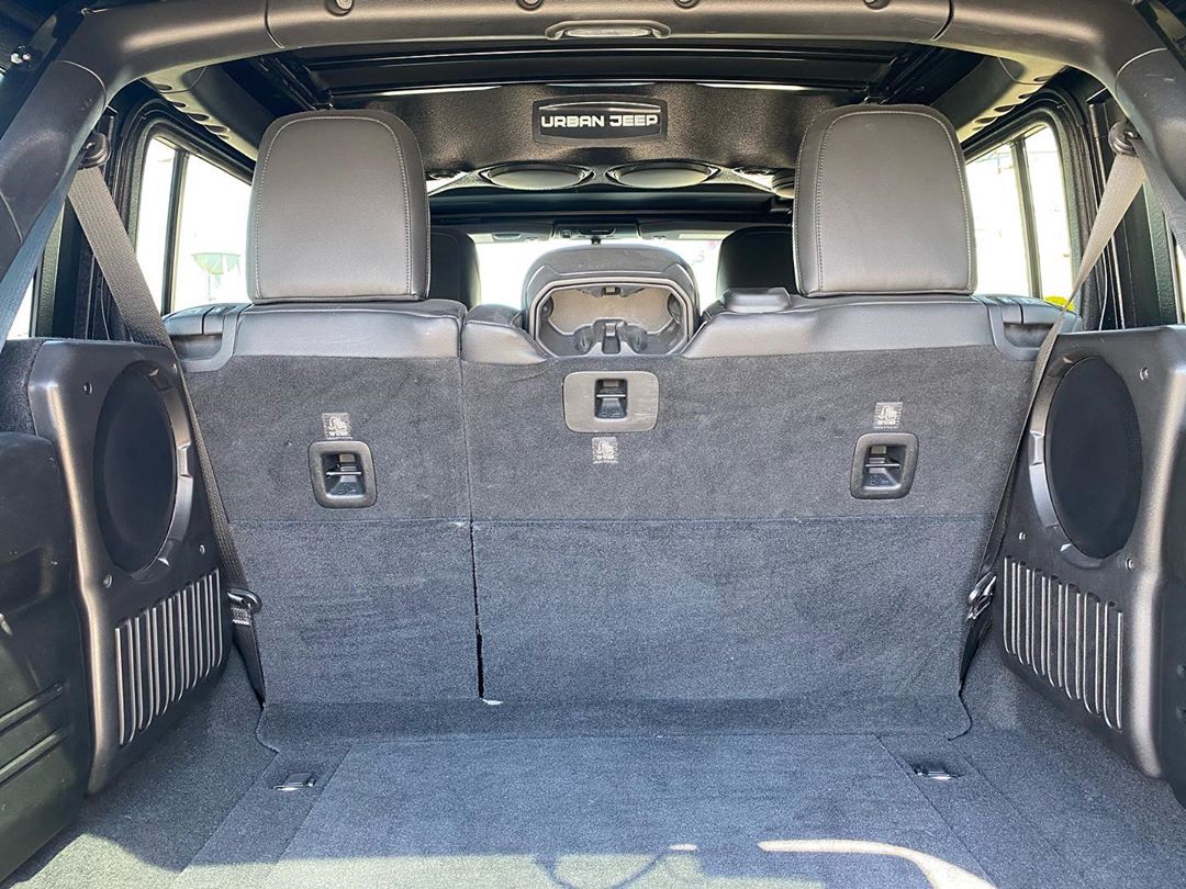 GarminAudio's tweet photo. #UrbanJeepOutfitters hooked up this Jeep JL with a custom sound bar housing dual 8'' subs and a pair of C7 components. Up front, they built a custom dash pod with a 2-way C7 system including 3.5” midrange speakers and tweeters, and our TW1 Jeep Stealthbox® solutions.
#HowWePlay https://t.co/0iFswrwsr5