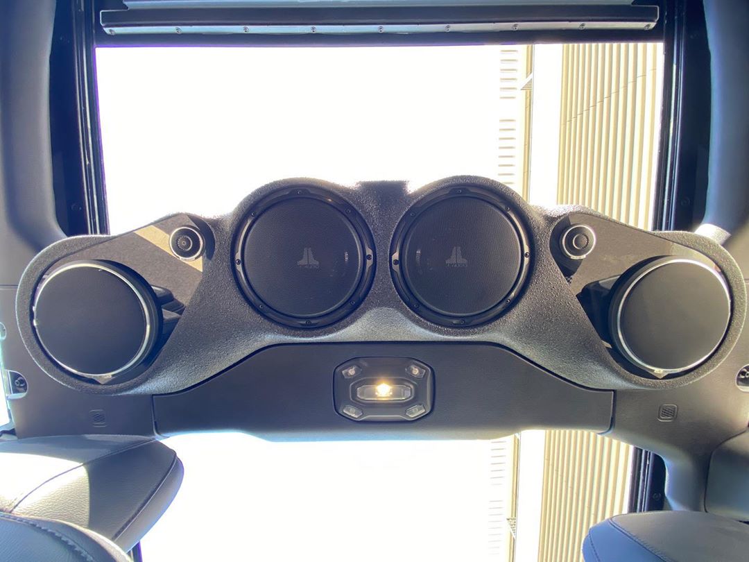 GarminAudio's tweet photo. #UrbanJeepOutfitters hooked up this Jeep JL with a custom sound bar housing dual 8'' subs and a pair of C7 components. Up front, they built a custom dash pod with a 2-way C7 system including 3.5” midrange speakers and tweeters, and our TW1 Jeep Stealthbox® solutions.
#HowWePlay https://t.co/0iFswrwsr5