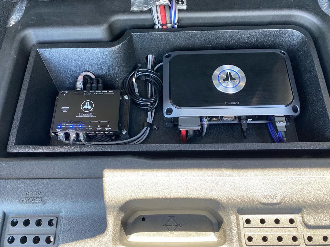 GarminAudio's tweet photo. #UrbanJeepOutfitters hooked up this Jeep JL with a custom sound bar housing dual 8'' subs and a pair of C7 components. Up front, they built a custom dash pod with a 2-way C7 system including 3.5” midrange speakers and tweeters, and our TW1 Jeep Stealthbox® solutions.
#HowWePlay https://t.co/0iFswrwsr5