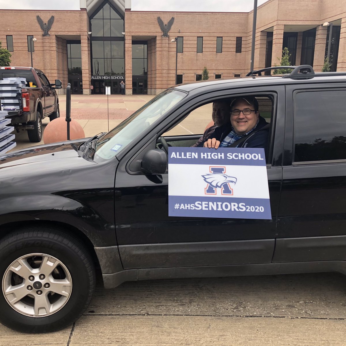 Allen_ISD's tweet photo. Have you spotted the #ahsSeniors2020 yard signs popping up on lawns across Allen? Countless teachers, administrators and board members delivered signs to the homes of each senior student this morning. We love our seniors and we’re so proud of you. https://t.co/ptJep0qjbv