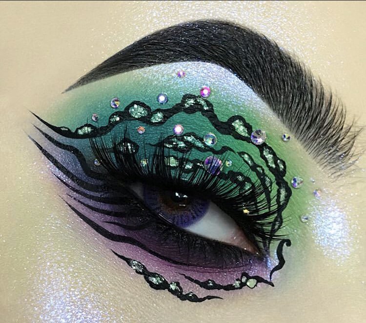 jcomprends pas pourquoi vous continuez de donner dla force à James Charles et compagnie quand des gens comme <a href="/robertavixen/">Robertavixen</a> existent