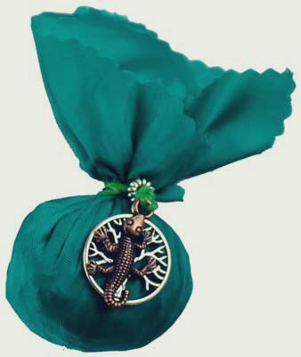 doesn’t really look like a hex bag but i love this outfit so much