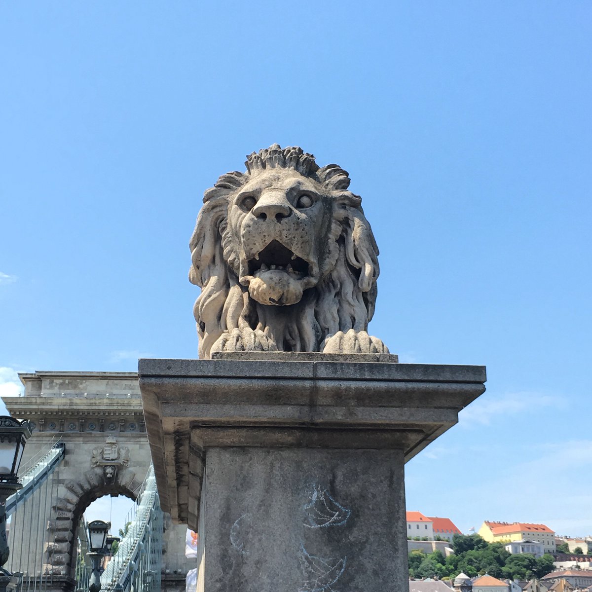 After that, we continued to wander. We first admired the Széchenyi Chain Bridge (a marvel of engineering, and built by a Scot, one William Tierney Clark)  #theCitybyrail