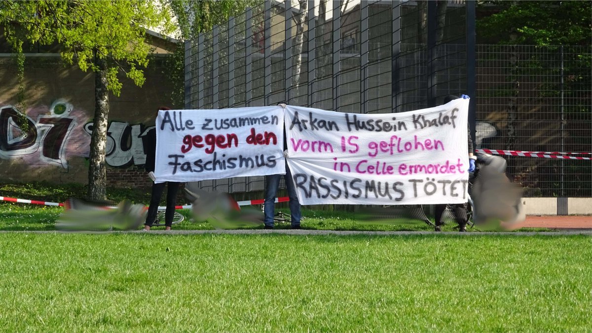 ac_solidarisch's tweet photo. Auf die Straße trotz #Corona! 
In #Aachen wurde heute trotz Demonstrationsverbot an verschiedenen Stellen protestiert. Zum Beispiel im  Kennedypark.

#ac1704 #aachensolidarisch #Celle #RassismusTötet https://t.co/Ub8wXVhfgl