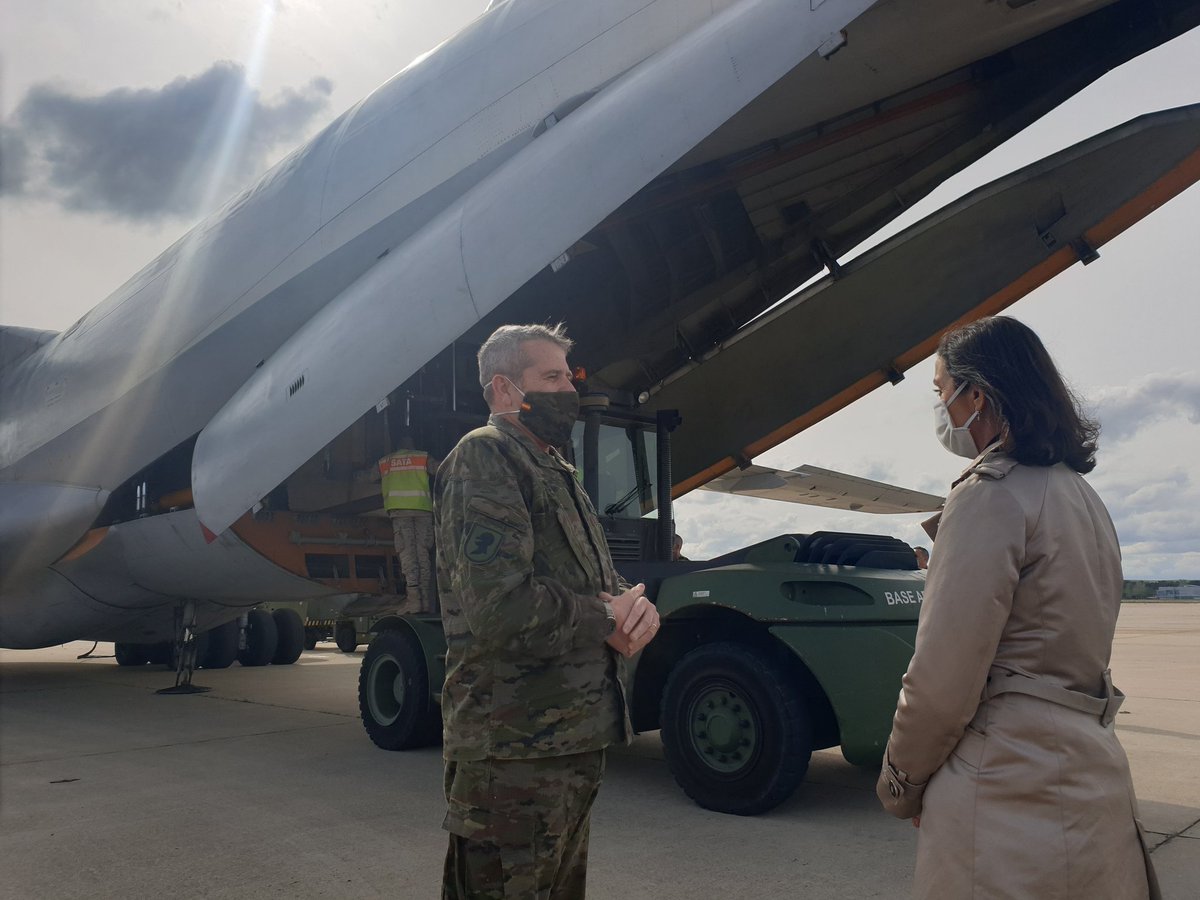Reyes Maroto (@marotoreyes) on Twitter photo He recibido a pie de pista al avión del <a href="/EjercitoAire/">Ejército del Aire y del Espacio</a> que ha traído a España las cuatro máquinas de producción de mascarillas que ha fabricado <a href="/esMONDRAGON/">MONDRAGON</a> en China.
Objetivo: 60 millones en seis meses, para demanda inmediata y reserva estratégica.
#EsteVirusLoParamosUnidos He recibido a pie de pista al avión del <a href="/EjercitoAire/">Ejército del Aire y del Espacio</a> que ha traído a España las cuatro máquinas de producción de mascarillas que ha fabricado <a href="/esMONDRAGON/">MONDRAGON</a> en China.
Objetivo: 60 millones en seis meses, para demanda inmediata y reserva estratégica.
#EsteVirusLoParamosUnidos