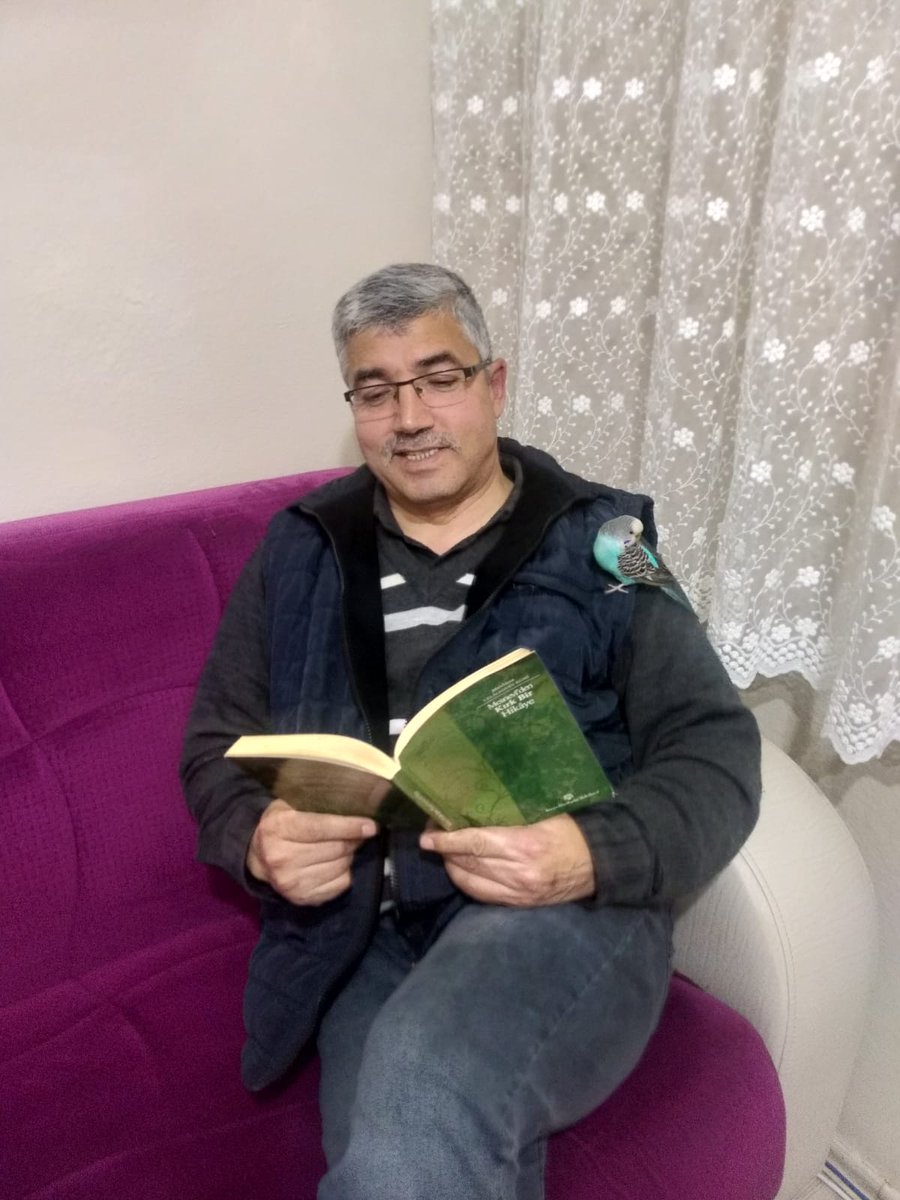 kavakliort's tweet photo. #edirneokuyor 
@edirne_valiligi
@Edirne_MEM

@Dr_Onderarpaci

@mericmem
Kavaklı Hürmüz ve İbrahim Ataş Okul Müdürlüğü adına ilk tweetimizi atmaya çalışıyoruz Kuşuma da Maaşallah bakın oda okuyor😀 https://t.co/HOl9Vka4E7