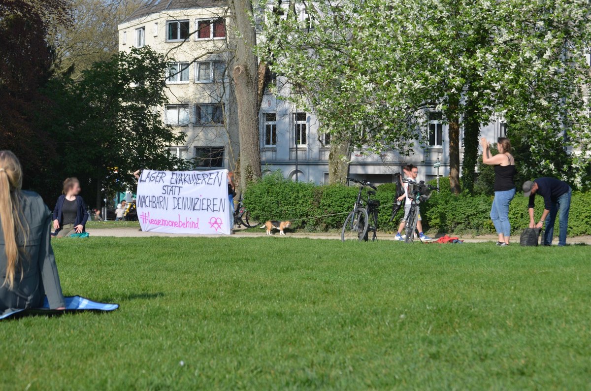 ac_solidarisch's tweet photo. Auf die Straße trotz #Corona! 
In #Aachen wurde heute trotz Demonstrationsverbot an verschiedenen Stellen protestiert. Zum Beispiel im Westpark.

#ac1704 #aachensolidarisch #LeaveNoOneBehind https://t.co/O7XtIXQFgH