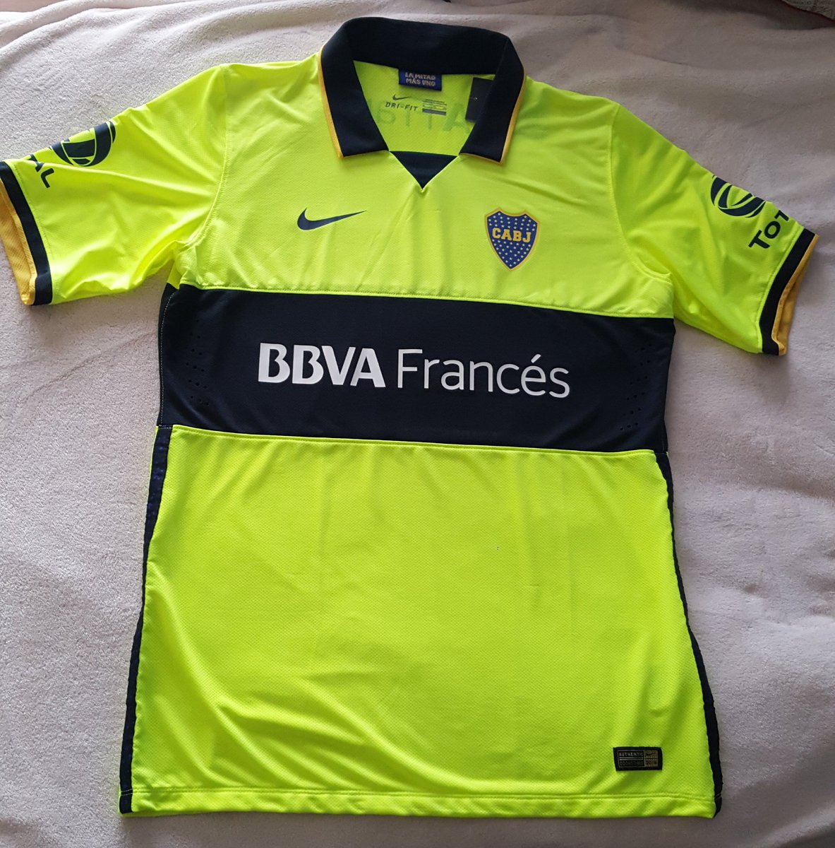 BAR0LIN's tweet photo. @LaCasacaBlog #viernestematicolacasaca #CamisetaFluo Boca Juniors 2014 es un #FluoSI https://t.co/zuqzuITdfw