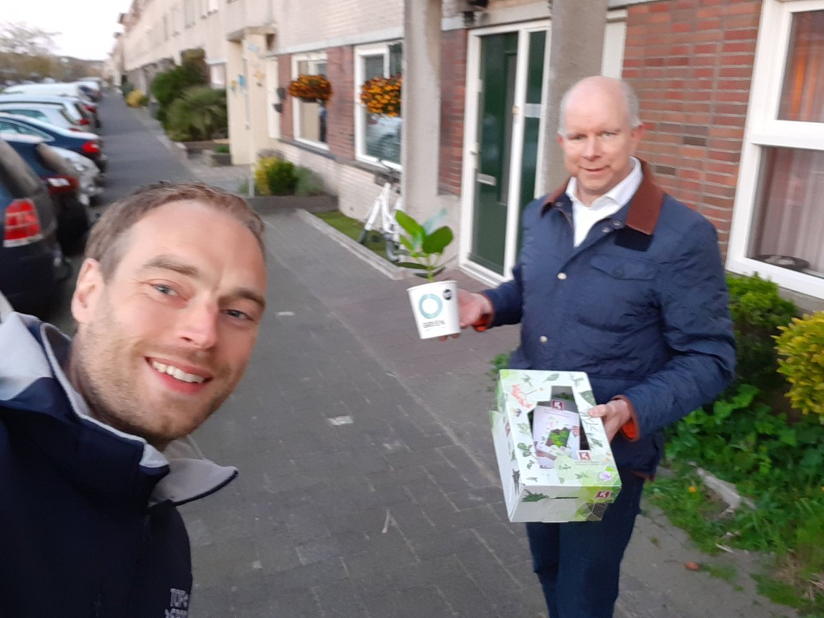 EdwinZuidgeest's tweet image. Wat een toffe actie!! Vanavond met @PieterVarekamp bij Westlandse sporttalenten geweest om een doosje van @koppertcress en een lucht zuiverende plant van @ogreen te brengen om een hart onder de riem te steken in deze moeilijke tijd. @TopsportWL #flowerboostchallenge
