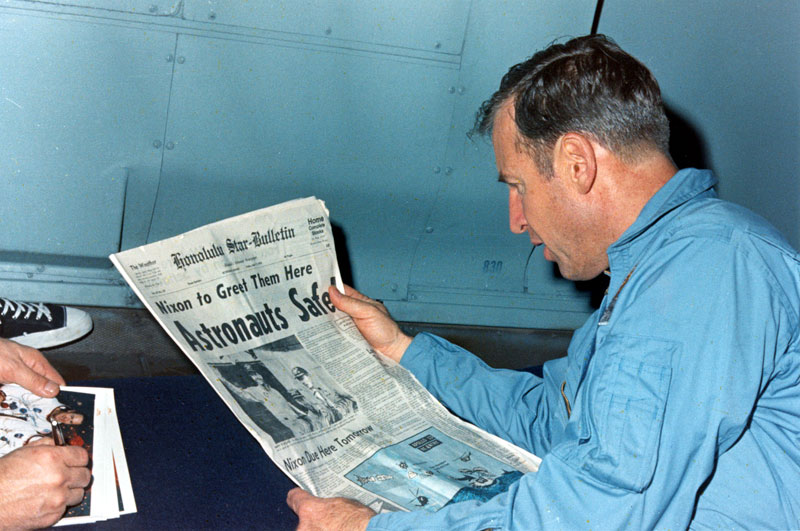 Rolf__Becker's tweet photo. 50 Years - #Apollo13:
James Lovell reads newspaper account of Apollo 13 safe recovery.
#Apollo50 https://t.co/JUM2aMtuMH