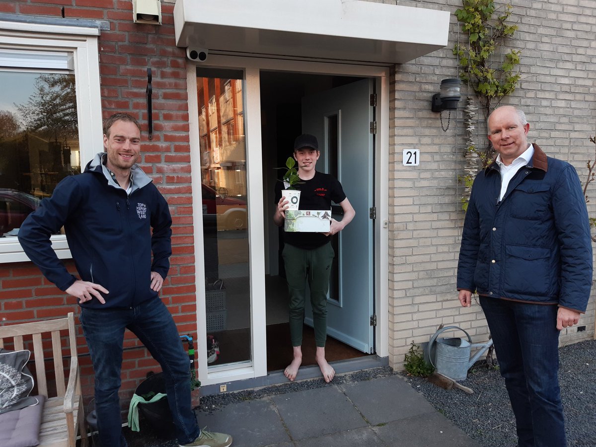 EdwinZuidgeest's tweet image. Wat een toffe actie!! Vanavond met @PieterVarekamp bij Westlandse sporttalenten geweest om een doosje van @koppertcress en een lucht zuiverende plant van @ogreen te brengen om een hart onder de riem te steken in deze moeilijke tijd. @TopsportWL #flowerboostchallenge