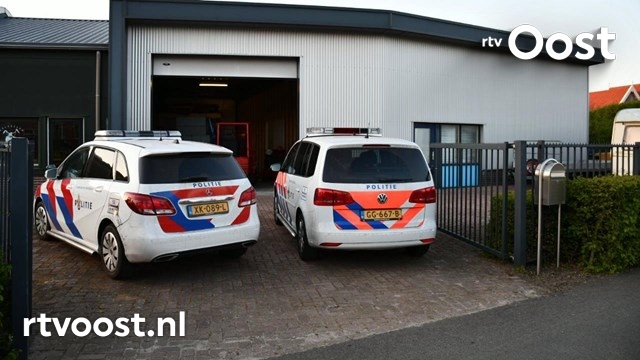Agenten in kogelwerende vesten onderzoeken mogelijke overval in Den Ham. #rtvoost.