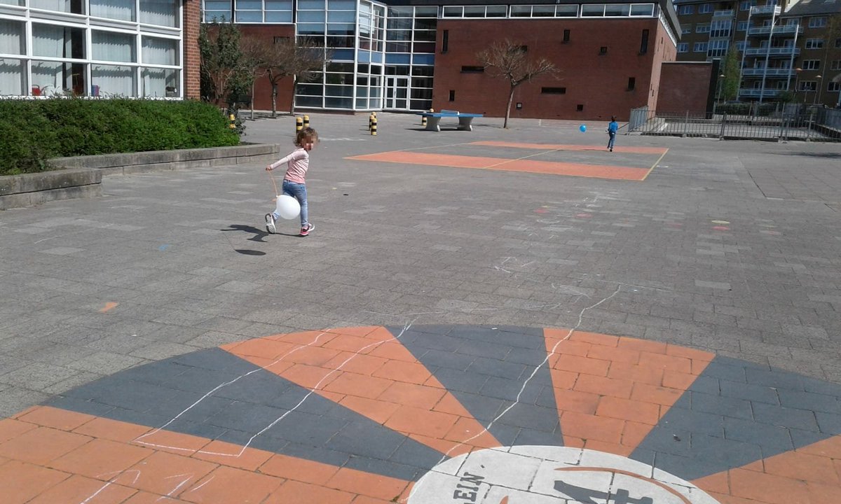 Juf Wendy en juf Suzan van obs De Violier maakten een eigen versie van de Koningsspelen voor de kinderen thuis. 
Bij TSO De Violier van #KomKids deden de kinderen die spelletjes vandaag in de pauze. Heel gezellig!