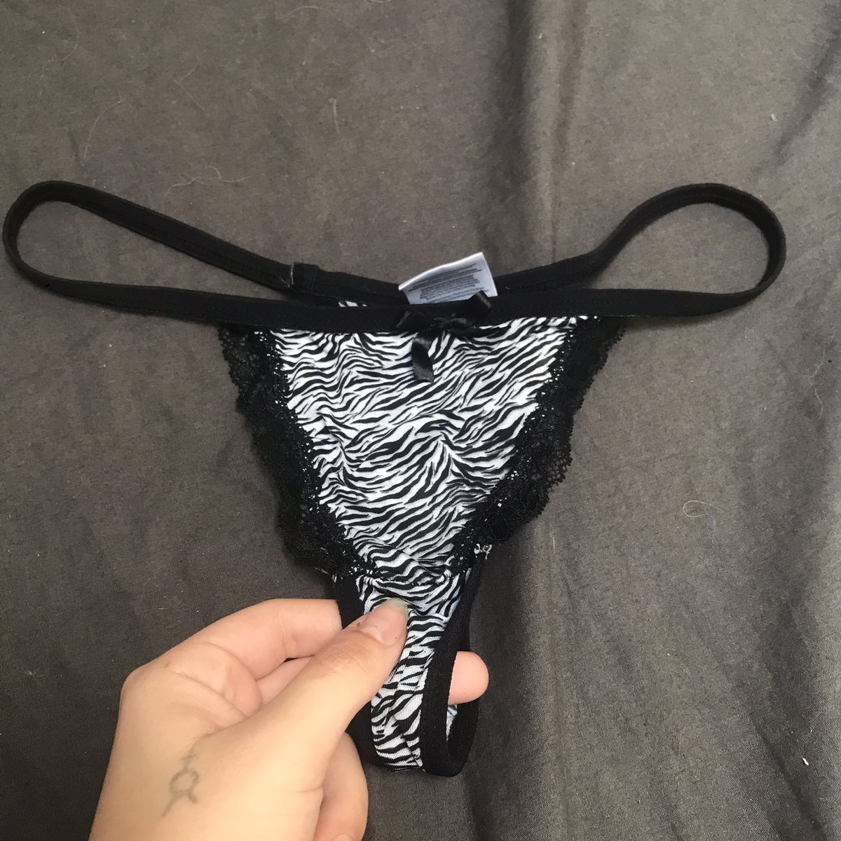 mayasweetnudes's tweet photo. Ça c’est mon dernier petit string à vendre ❤️ il porte évidemment ma douce odeur 😇❤️
#nudes #lingerie #lingeriefetish #string #stringsale #culotte #culotteportée #sellingnudes #sendnudes #buynudes #moneyslave #moneymiss #soumis https://t.co/isF1Hv5kPD