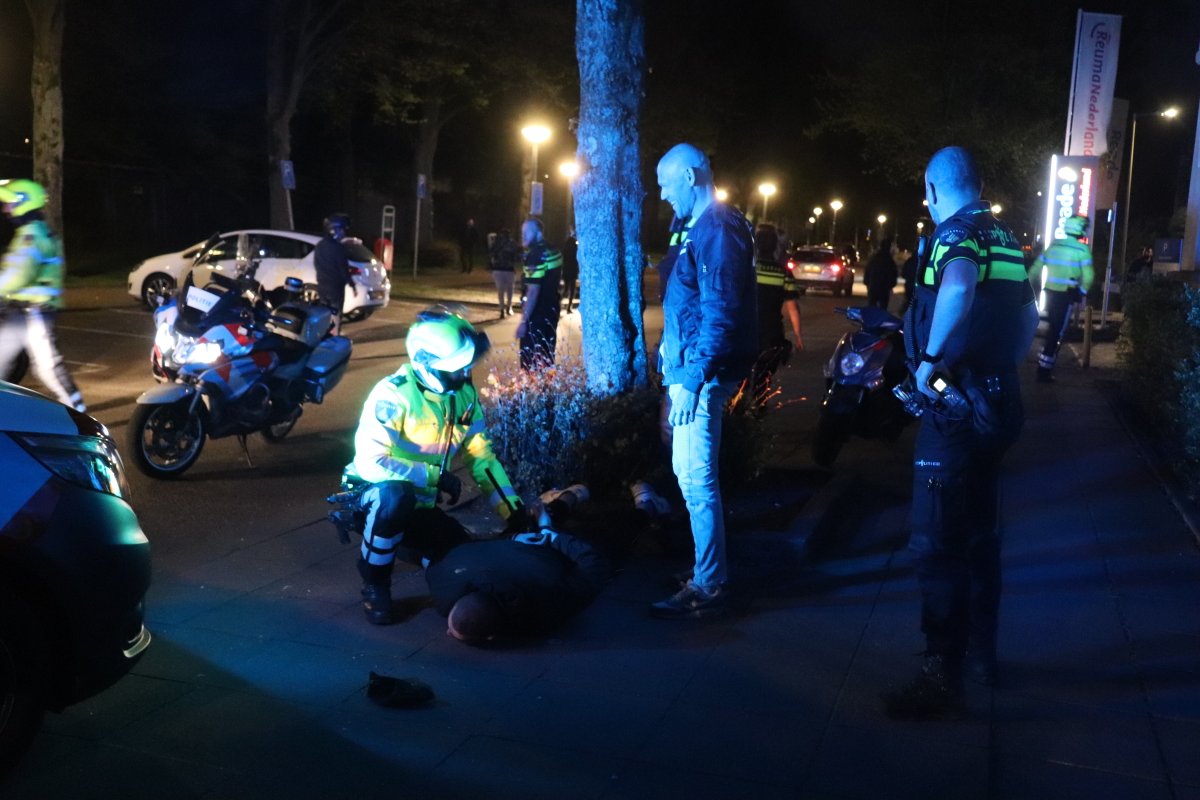 martindamen58's tweet photo. #Scooterrijder(18)rijdt op #gestolen scooter zonder valhelm en negeert #stopteken van #motoragent. Na korte #achtervolging aangehouden. Admiraal Helfrichstraat #Amsterdam @020West De bromfietsscooter een Kymco Agility 50 is afgesleept door @TTA020 @Politie_Adam https://t.co/Zd4ebsoid9