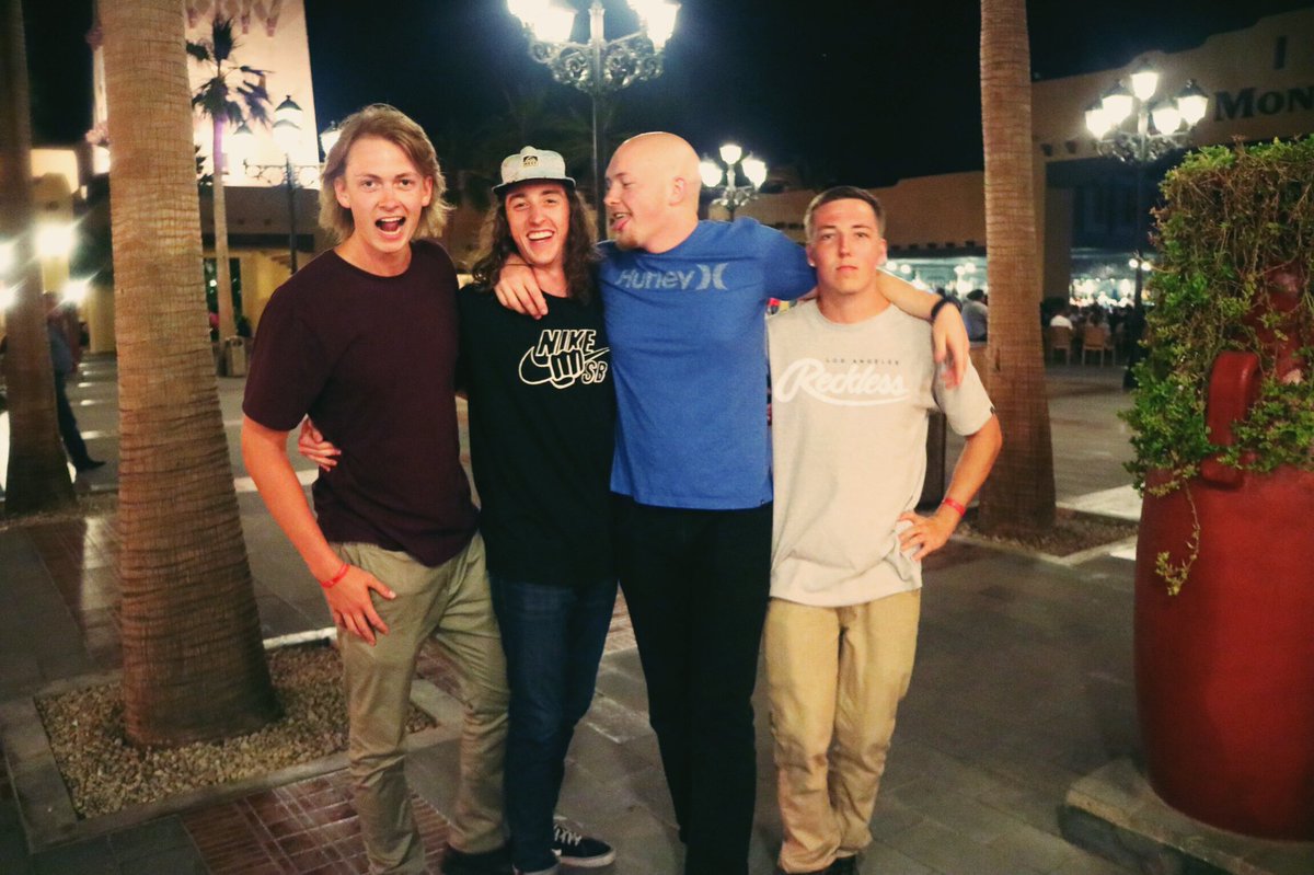 CrazySteve801's tweet photo. This is one of my favorite pictures and I want to remind you all to call your mom, hug your friends (after quarantine ya nasties), and let people know that you love them! https://t.co/lLkz9MyS4g