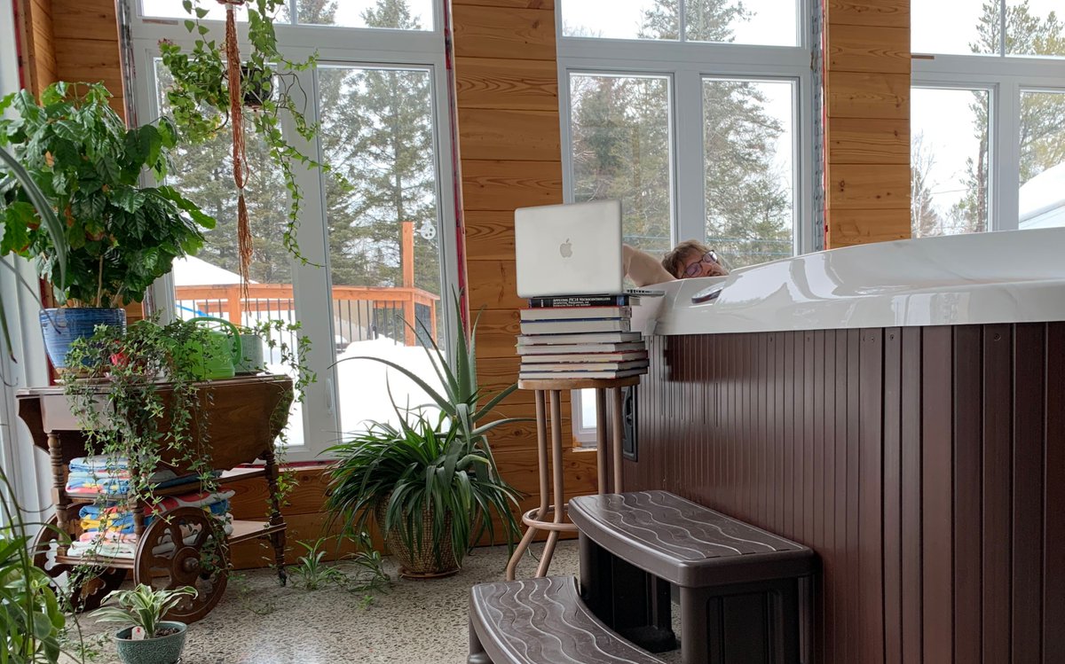 UbisoftSaguenay's tweet image. Nous travaillons de la maison depuis près d’un mois. Pour le plaisir, nous avons lancé un concours afin de couronner l’employé qui a l'installation la plus drôle. Évidemment, nous avons eu droit à quelques mises en scèneRolling on the floor laughing

#LifeAtUbisoft #WorkFromHome