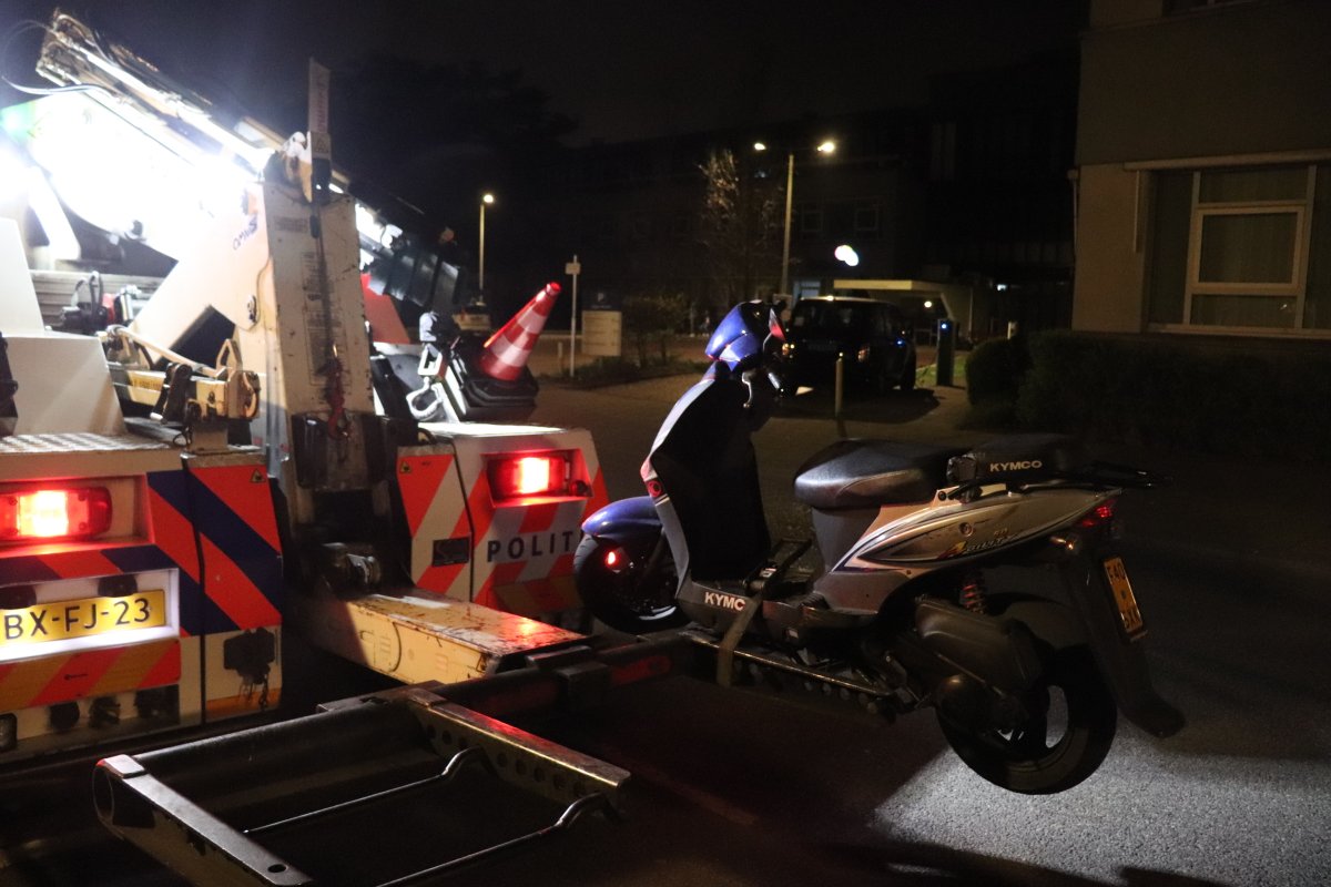 martindamen58's tweet photo. #Scooterrijder(18)rijdt op #gestolen scooter zonder valhelm en negeert #stopteken van #motoragent. Na korte #achtervolging aangehouden. Admiraal Helfrichstraat #Amsterdam @020West De bromfietsscooter een Kymco Agility 50 is afgesleept door @TTA020 @Politie_Adam https://t.co/Zd4ebsoid9