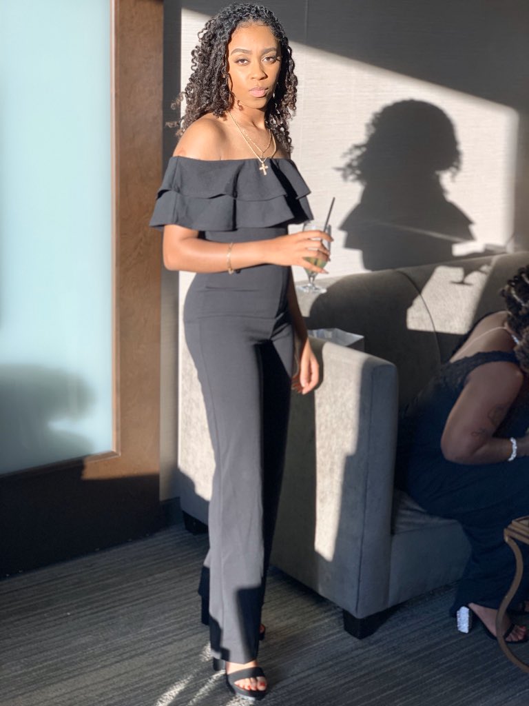 aaliyahmclark's tweet photo. Mama wondered why I never liked to wear a skirt #switchupchallenge DROP YA PICS 🏳️🌈👇🏾 #LGBTQuarantine #LGBTQ https://t.co/o0gAnohDHx