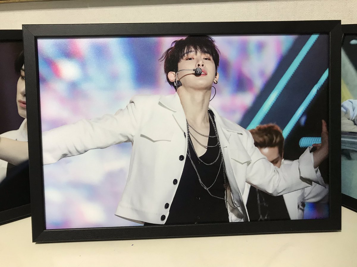 ohwooahh's tweet photo. @wh1993301 
기다리고 기다리던 원낙님의 액자가 도착했습니다!!!!
하나같이 너무 이쁜 원호의 순간들이 담겨있어 심장부여잡고 포장을 벗겨냈네요,,
앞으로도 계속 이어질 원호의 시간들이 기대되는 감상 시간을 가졌답니다. 액자통판 진행해주셔서 감사합니다💖 https://t.co/uYPWXyWK4X
