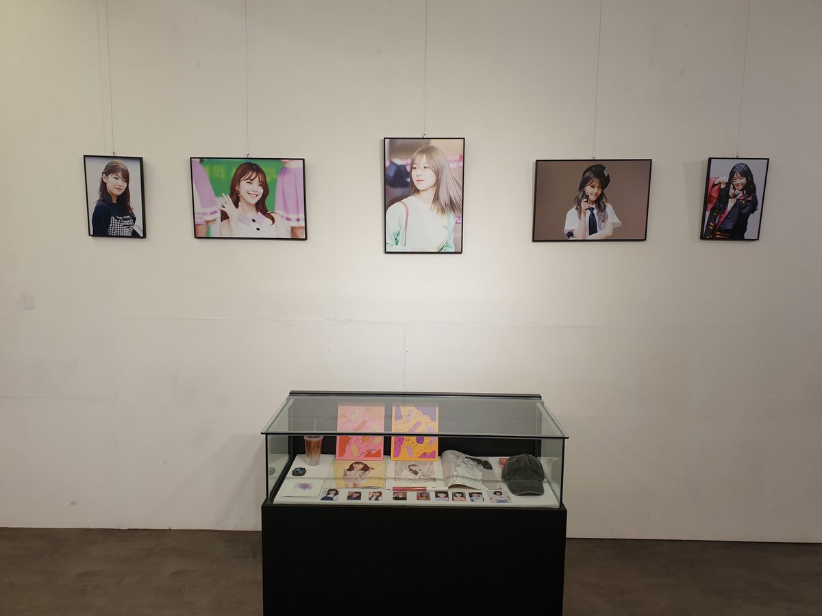 KKHONEY0417's tweet photo. 저희 백지헌 갤러리에서 진행한 생일 이벤트 카페 중 홍대 꿀템카페에 지헌이가 다녀갔습니다
지헌이가 매우 고맙다고 합니다
오늘자 브이라이브 복장 그대로!

#프로미스나인 #백지헌 #꿀템카페
#HAPPY_JIHEON_DAY https://t.co/bCoNz1xa87