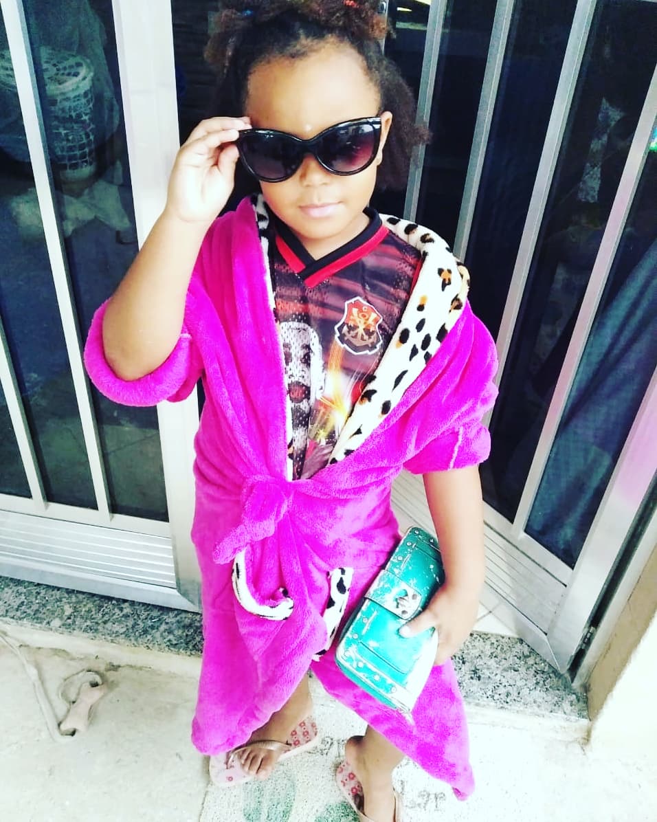 Dayanaekeke's tweet image. Minha Modelo passando na sua telinha 

Modelando em casa , já que não pode sair 
#modelokids #crespinhoecia