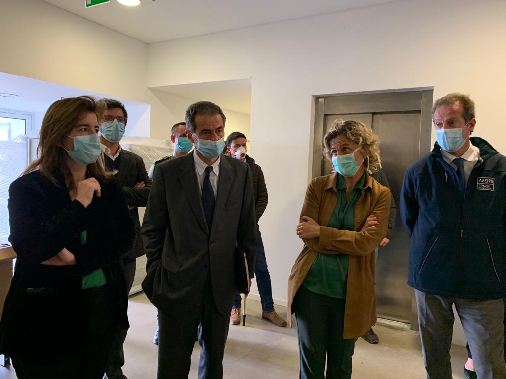 ciencia_pt's tweet photo. MCTES em visita à @UnivAveiro para acompanhar o trabalho desta instituição que implementou o ensino à distância de forma a manter as suas atividades letivas e visitou ainda os laboratórios #iBiMED e #SIMULA, nos quais estão a ser realizados testes para a despistagem da #COVID19 https://t.co/cHGEaKlR2Y