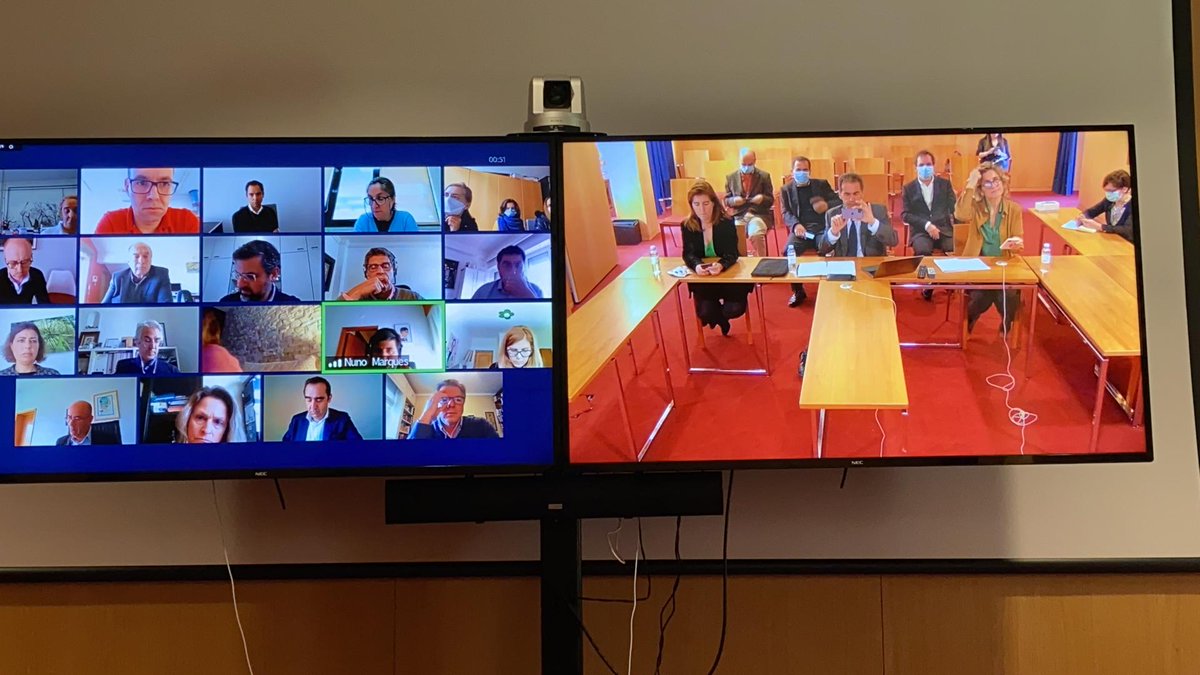 ciencia_pt's tweet photo. MCTES em visita à @UnivAveiro para acompanhar o trabalho desta instituição que implementou o ensino à distância de forma a manter as suas atividades letivas e visitou ainda os laboratórios #iBiMED e #SIMULA, nos quais estão a ser realizados testes para a despistagem da #COVID19 https://t.co/cHGEaKlR2Y