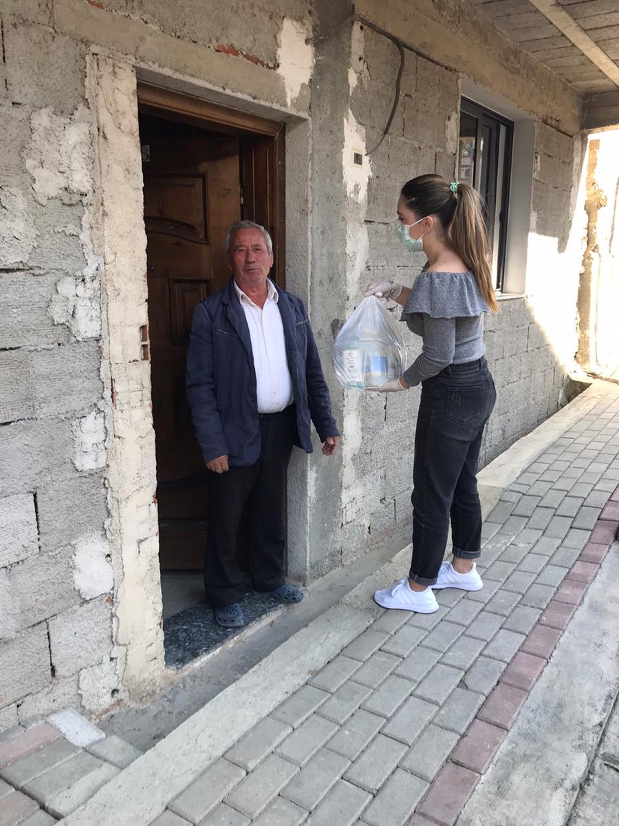 fressh5's tweet photo. Sot, në Njësinë 5, vijon shpërndarja e ndihmave ushqimore për familjet në nevojë. https://t.co/bOqJ52yoY4