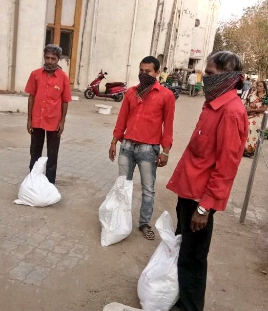 WesternRly's tweet photo. Invincible spirit! 19 सफाई कर्मियों/कुलियों, मजदूरों को सुरेंद्रनगर स्टेशन पर झालावाड फेडरेशन ऑफ कॉमर्स एंड इंडस्ट्रीज ने राशन किट प्रदान कीं। पालनपुर में @rpfwradi ने भोजन के 100 पैकेट गरीब/जरूरतमंद लोगों में बांटे। मोरबी में रेलवे स्टाफ द्वारा सफाई कर्मियों को राशन दिया गया। https://t.co/QFHu2kDJR9