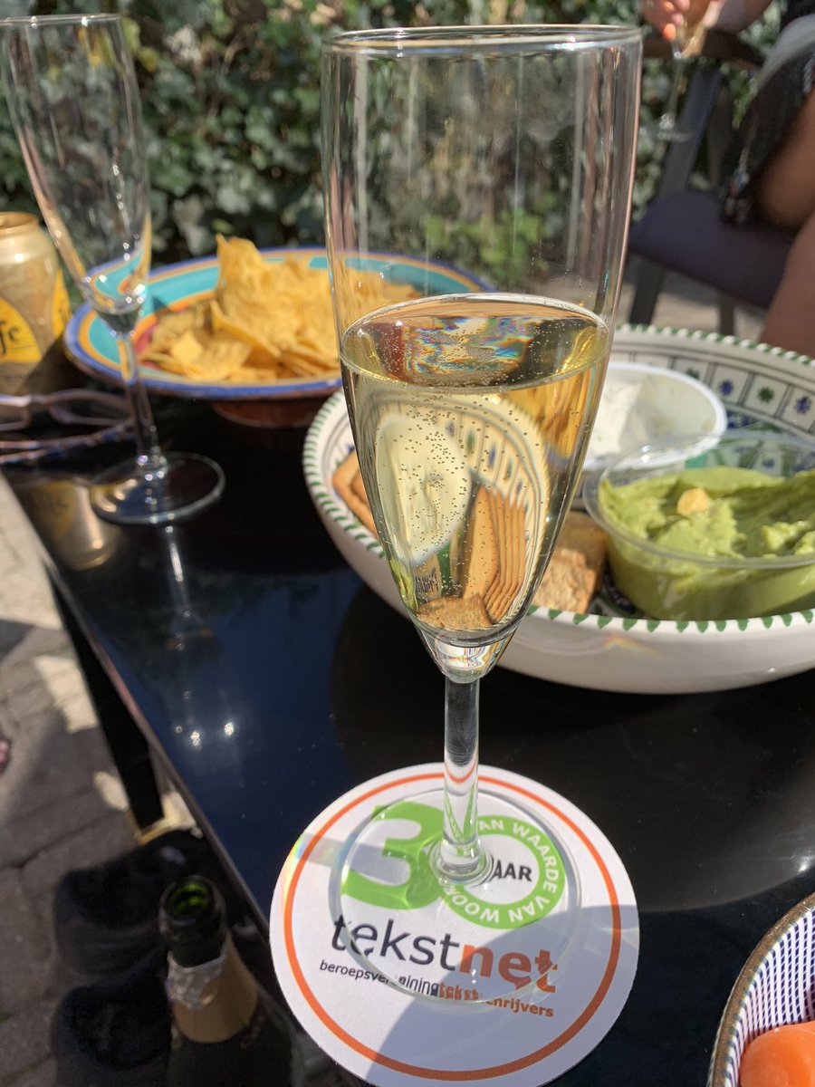 Marianneka's tweet photo. Drankje staat klaar voor #tekstnet 30 jaar @tekstnet https://t.co/2OpFF0kD48